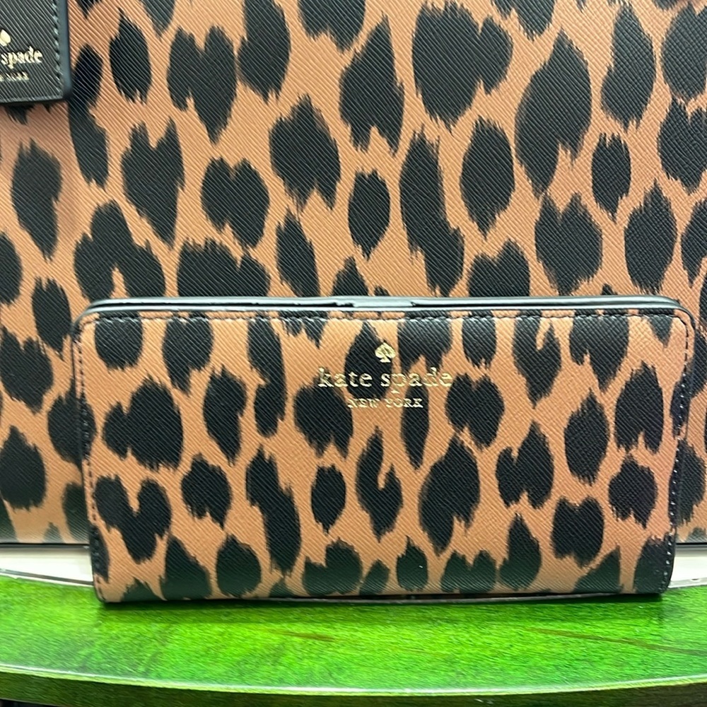 Kate Spade Schuyler Large Slim Bifold Wallet
COLOR:
Multi
NWT